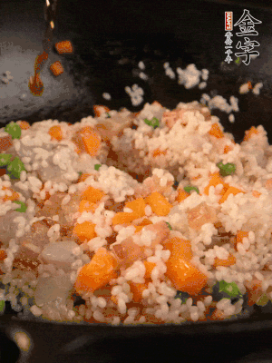 加入糯米翻炒均勻。最后加入蝦仁，用1勺料酒、1勺生抽、1/2勺鹽調(diào)味。