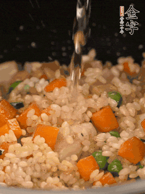 把食材轉(zhuǎn)移到電飯鍋中，倒入點清水，正常煮飯。