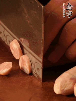 金字烤腸切圓片。