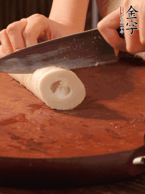 春筍去殼切滾刀塊，焯水備用。