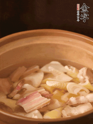 春筍、咸肉、咸肉一起入砂鍋，加姜片、料酒、清水大火煮沸到湯色變白。轉(zhuǎn)小火慢篤半小時(shí)。