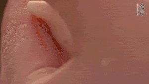 取一小團(tuán)面，用掌心搓成小球狀，從小球中心捏窩，放入餡料，封口后，留出小尾巴。