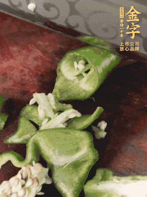 辣椒洗凈斜切成段，蒜切片。