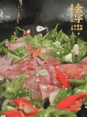 再下蒸炒火腿煸炒，加少許白糖提鮮。