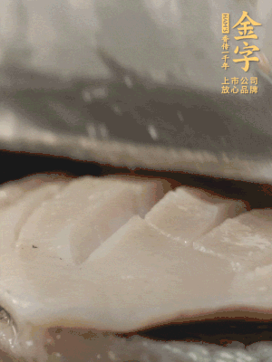 鮑魚用勺子撬出來，去掉內(nèi)臟和牙齒，加面粉、白醋、鹽、啤酒抓一下，清水洗凈，切花刀。