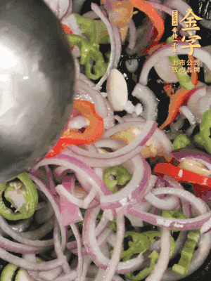 生姜、大蒜、青紅辣椒圈、洋蔥放油鍋煸香。