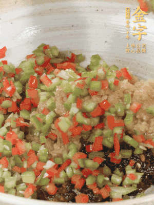 XO醬、蒜蓉醬、青紅椒粒攪拌成醬料。