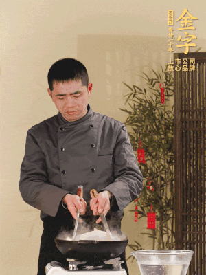 整只土雞冷水下鍋，加蔥姜、料酒焯水，撈出后用溫水清洗干凈。