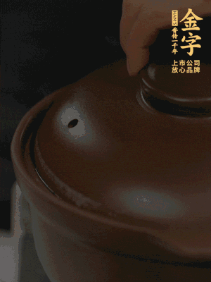 雞、火腿、姜片一起放入砂鍋中，大火轉(zhuǎn)小火燉2小時(shí)。