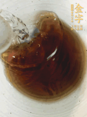 黃酒中加清水、蒸魚(yú)豉油、白砂糖混合均勻。