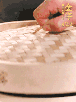 醬鴨半只加姜片、蔥、黃酒上鍋蒸20分鐘。