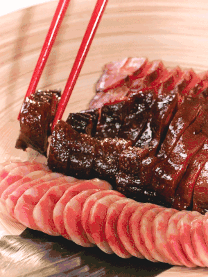 香腸、醬肉適合切片、醬鴨適合切塊。