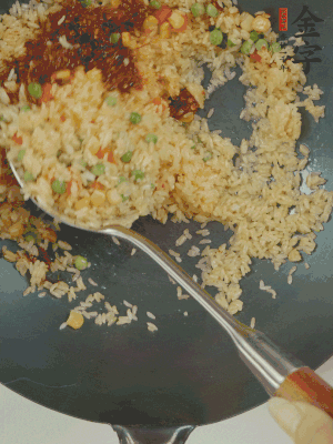 翻炒熟后，加金字火腿XO醬。