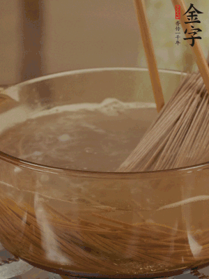 水開后下蕎麥面，煮2分鐘后過涼水備用。