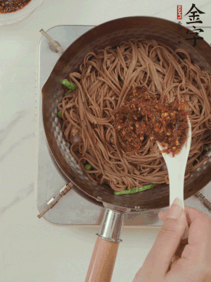 下蕎麥面，淋上少許醬油，加2勺金字火腿大師醬略翻炒即可。