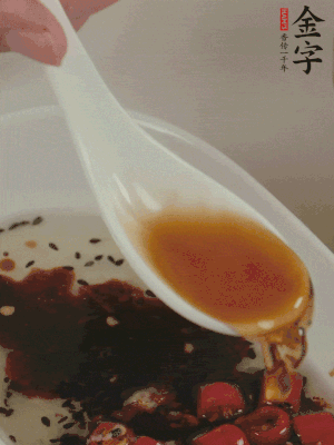 再加2勺生抽、1勺香醋攪拌。