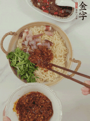 在面上鋪魷魚、香菜、金字火腿大師醬。