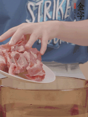 排骨剁小塊，加姜片、料酒沸水下鍋焯水。