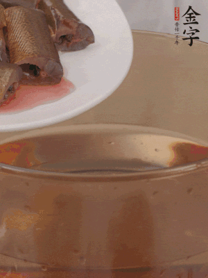 處理干凈的黃鱔段，加姜片、料酒沸水下鍋焯水。撈出用涼水沖洗干凈。