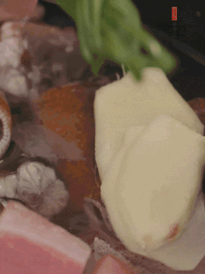 加姜片、蔥結、料酒。