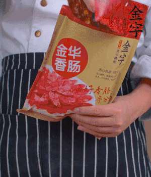 香腸切成斜片，小米辣切成斜片。