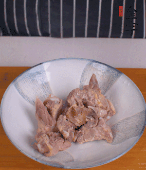 排骨加1勺黃酒、1勺蠔油、1勺玉米淀粉、1/4勺胡椒粉腌制半小時(shí)。