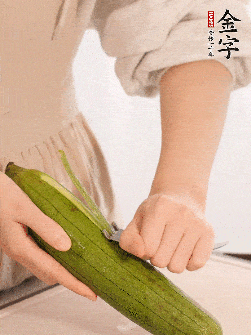 絲瓜去皮切滾刀塊用鹽殺一下水分洗凈。