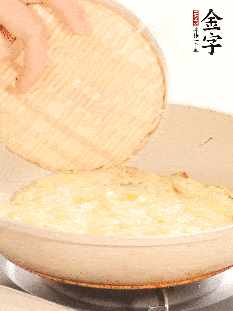 鍋內(nèi)放入少許油，油溫4成熱倒入一個(gè)雞蛋煎熟