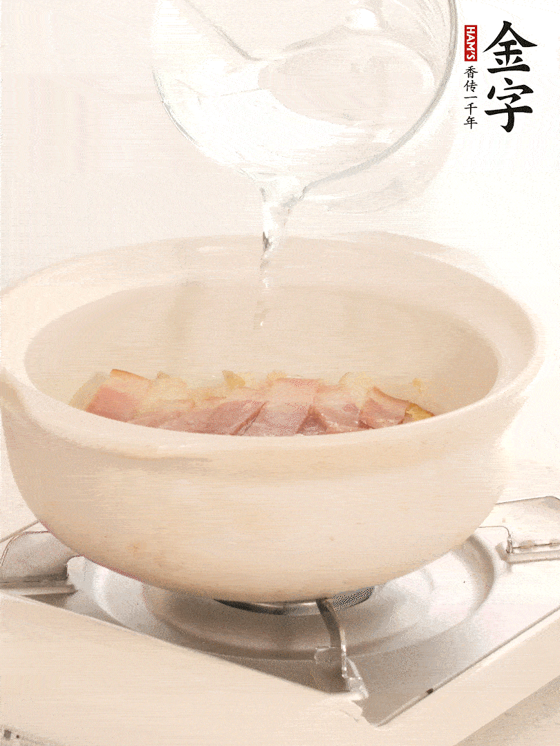 放入火腿片，加開(kāi)水，再加入豆腐