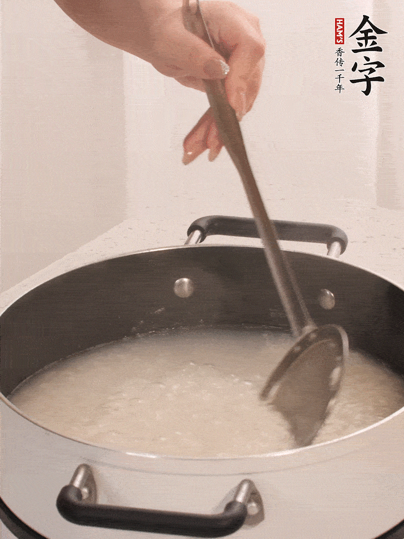 香菇、土豆、胡蘿卜、金字土香腸切小塊。