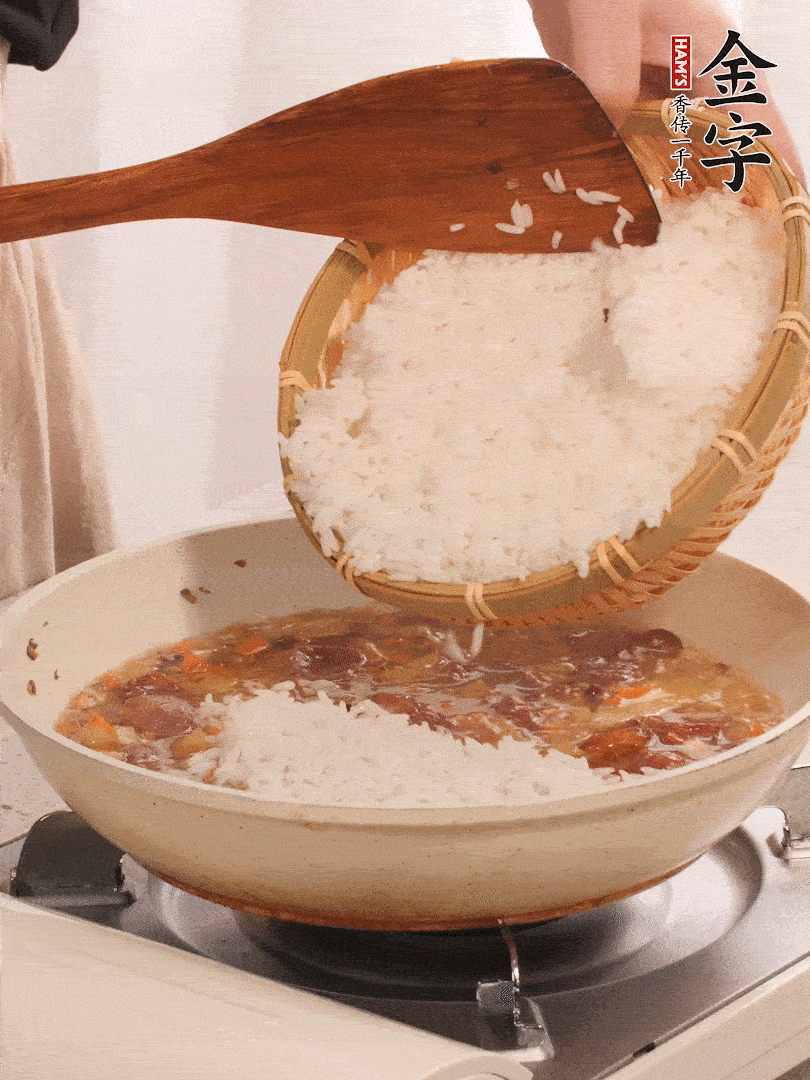 熱鍋燒油，香腸煸出油，加姜片去腥，加土豆、胡蘿卜、香菇翻炒到半熟，隨后加豆角、2小勺鹽、1大勺生抽，煸炒均勻。