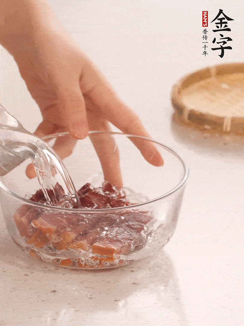 金字火腿切片，溫水泡5分鐘。