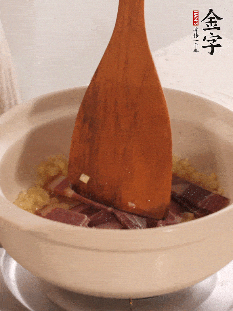 加熱水，加入白菜蓋上蓋子煨煮3分鐘。