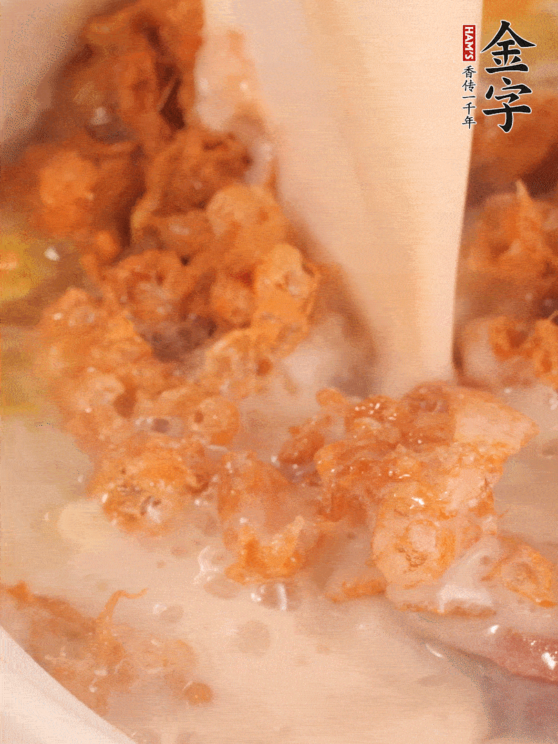 加入蛋酥再煨煮2分鐘，加入豆?jié){。