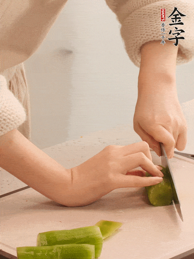 萵筍和白蘿卜用擦絲器擦成細絲。