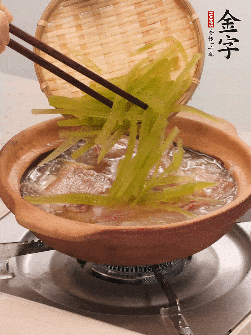 倒入熱水煮開后，轉(zhuǎn)小火燉煮10分鐘，呈奶白色湯底。