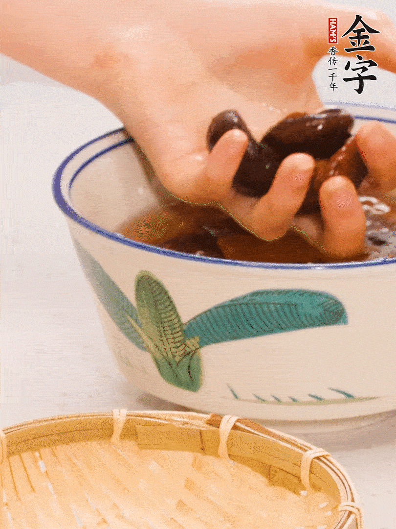 干香菇提前泡發(fā)切片，泡香菇水留著備用。