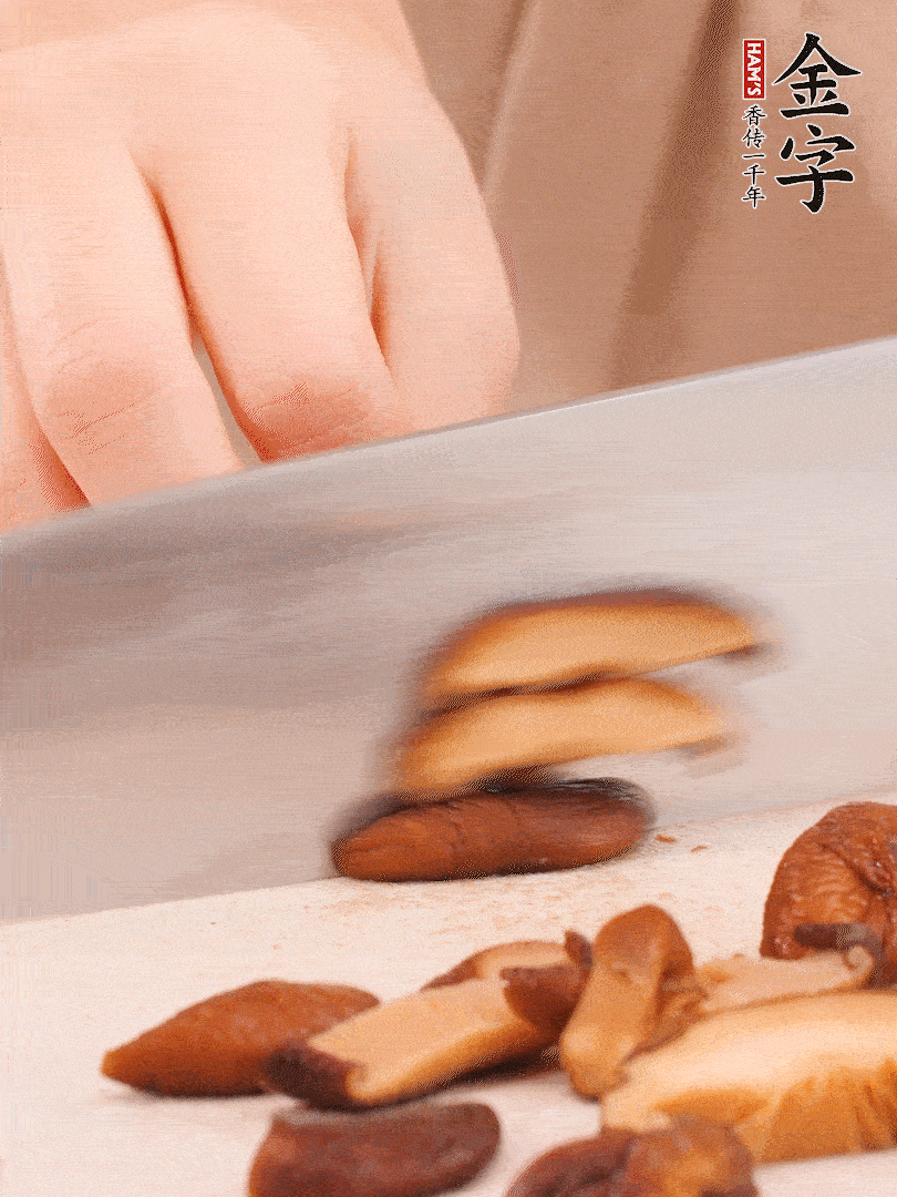 干香菇泡發(fā)，切成小塊。