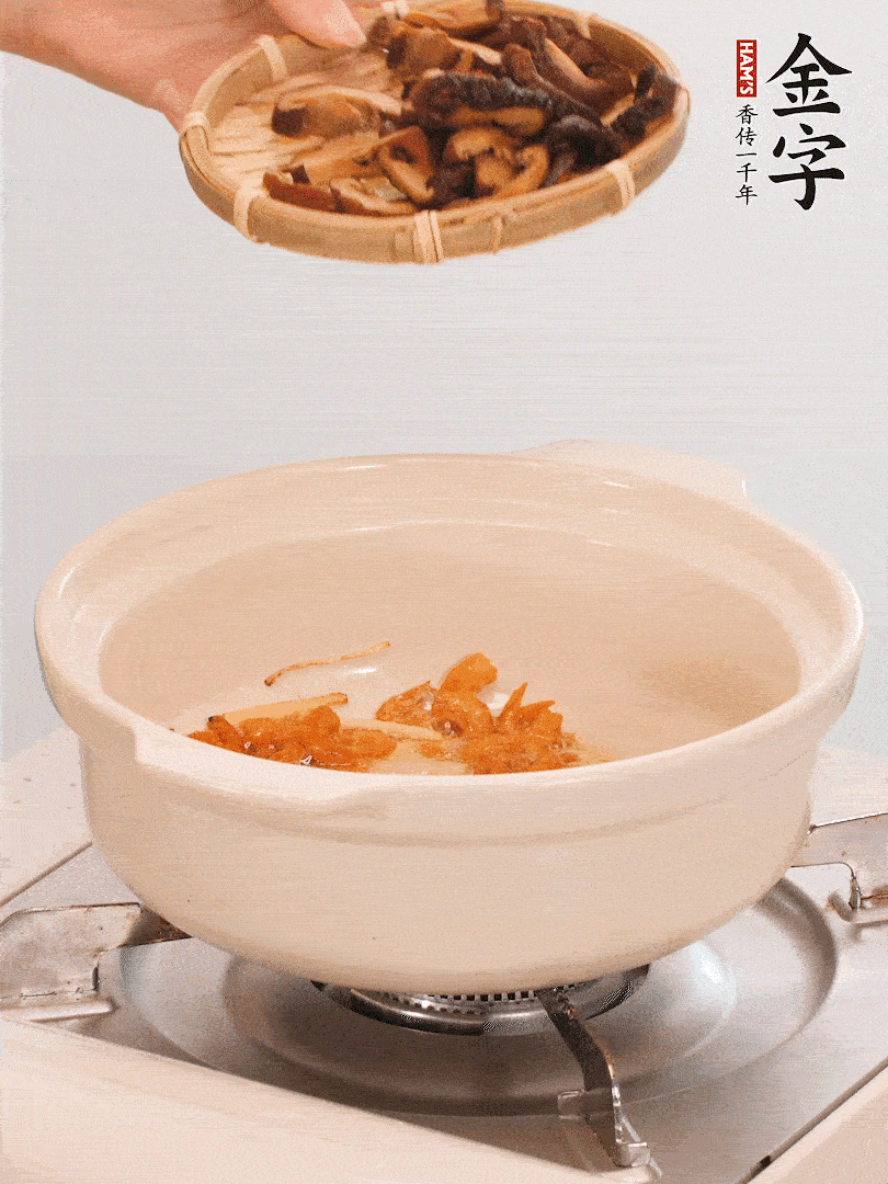 砂鍋倒入少許油，放入姜絲、海米小火煸香；再放入香腸、南瓜、干香菇一起翻炒2分鐘。