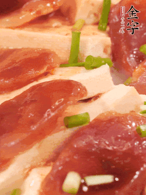 調(diào)一個(gè)醬汁：2勺生抽、1勺蠔油、半勺白糖、1勺淀粉、半碗清水調(diào)成料汁燒開