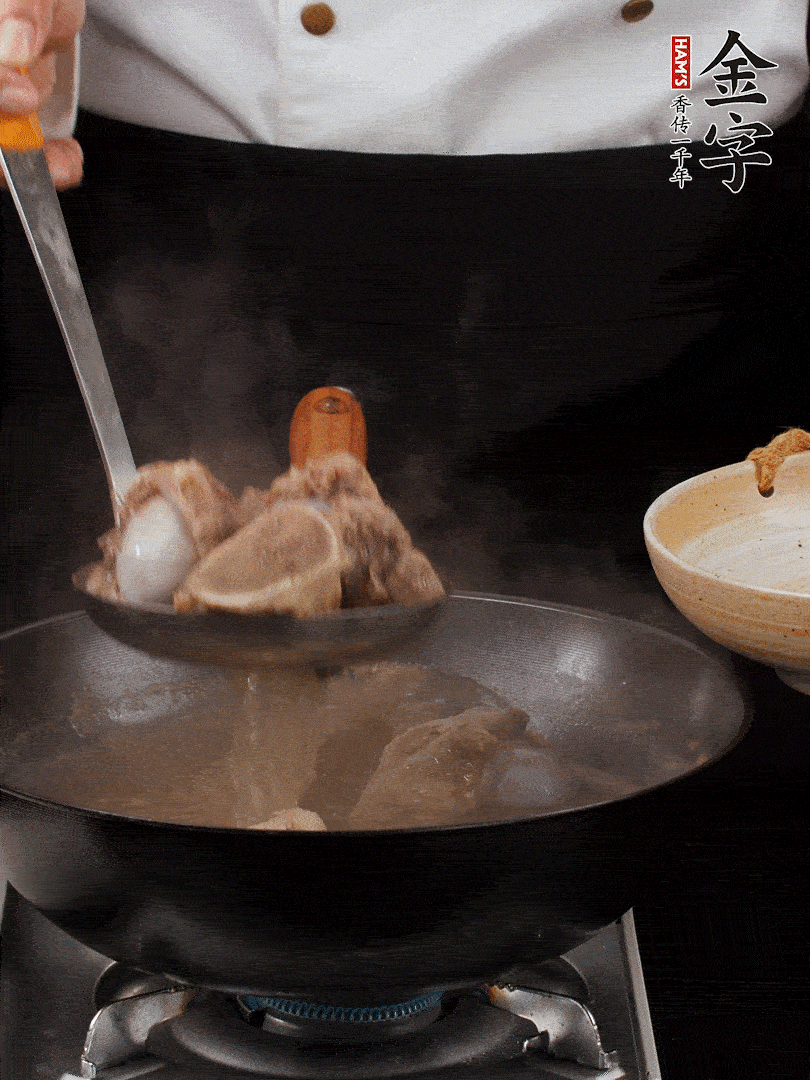 大筒骨清水浸泡30分鐘，中途換水2-3次。冷水下鍋，加姜片、料酒焯水，撇去浮沫。