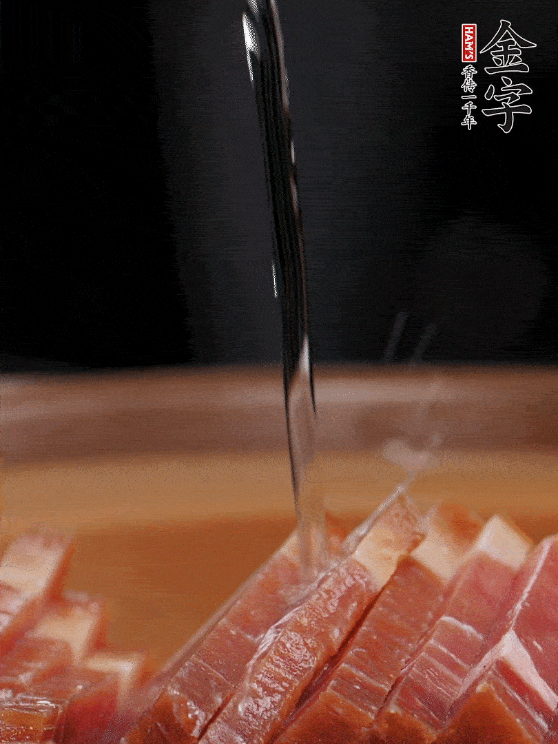 金字火腿切片，放入溫水中泡10分鐘，金字土香腸斜切成片。千張切成細條。