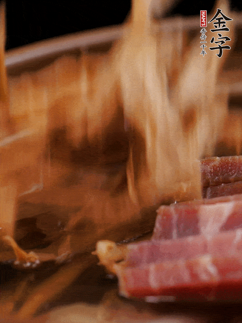 大筒骨、金字火腿、姜片、黃酒一起放入砂鍋，加筍干燉煮40分鐘。（如果家里有高壓鍋，用高壓鍋把高湯壓出來更鮮濃。）