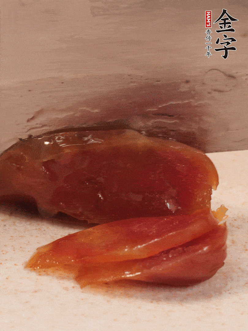 臘腸煮熟后，切薄片