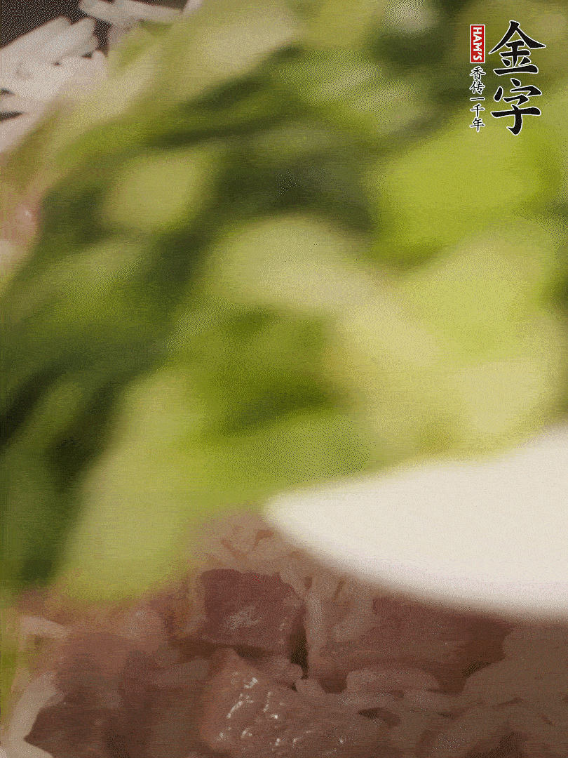 將燜煮好的米飯，倒入炒熟的蔬菜中，翻炒均勻鍆繼續(xù)燜煮5分鐘