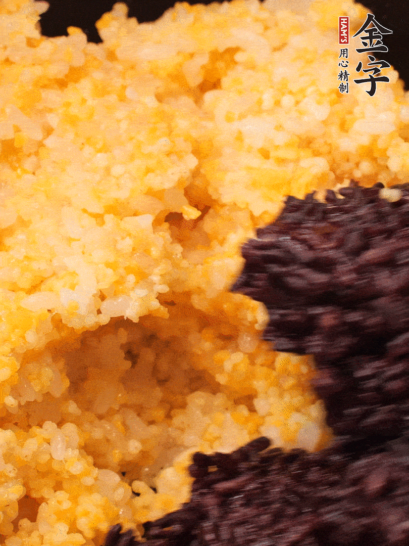 混合小米、紫米煮熟，加豬油攪拌均勻（紫米分開煮在攪拌）