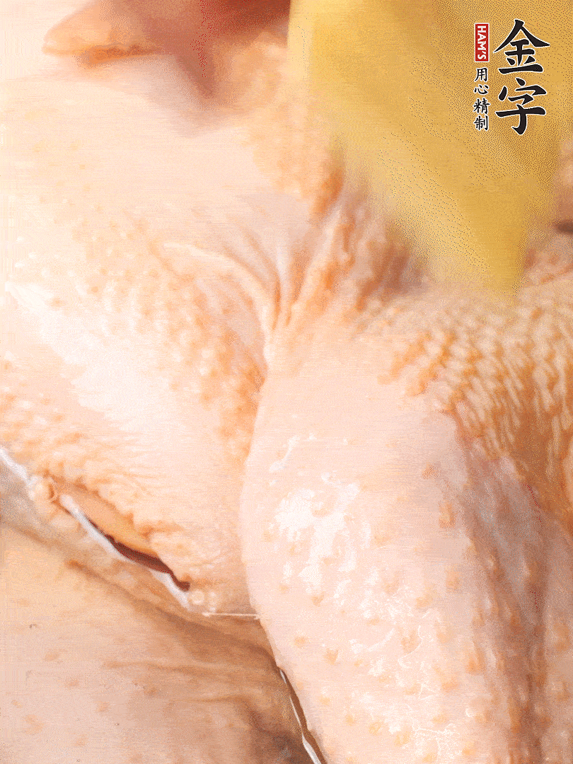 老母雞去頭去尾，斬去雞爪。冷水入鍋，加料酒、蔥姜焯水，煮出浮沫后撈出，用清水洗凈