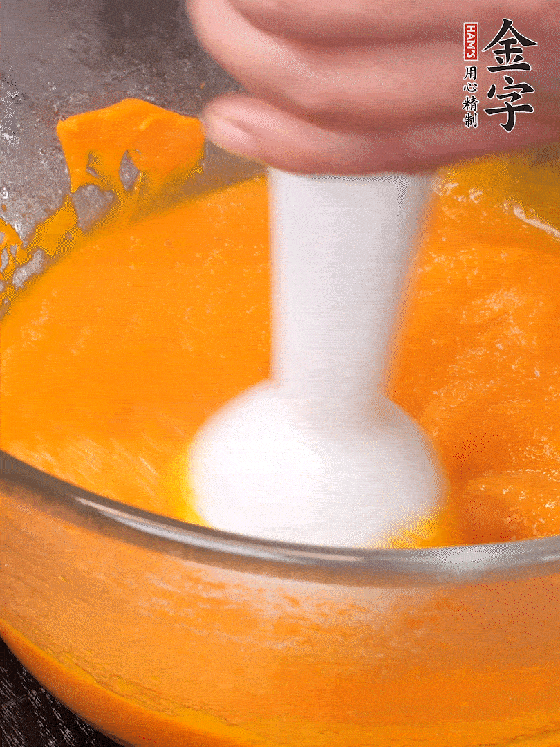 300g南瓜，去皮去瓤切滾刀塊，大火蒸8分鐘，料理機打成泥，篩網過篩成泥
