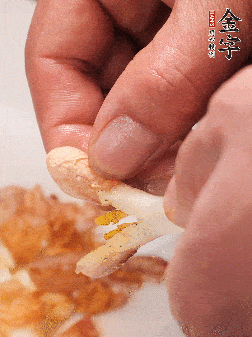 花生芽切段。開水焯水1分鐘，去掉頂部的花生皮