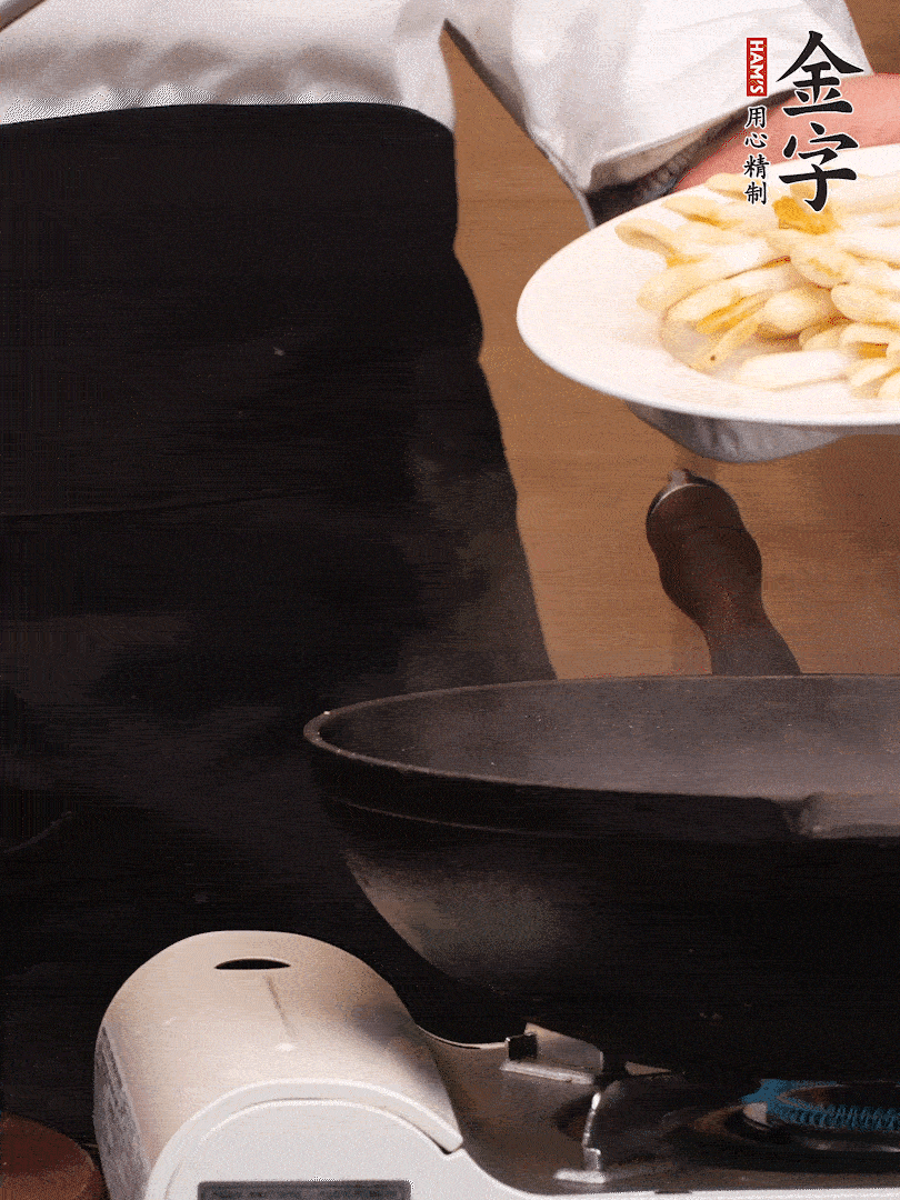 鍋中少許油，下花生芽